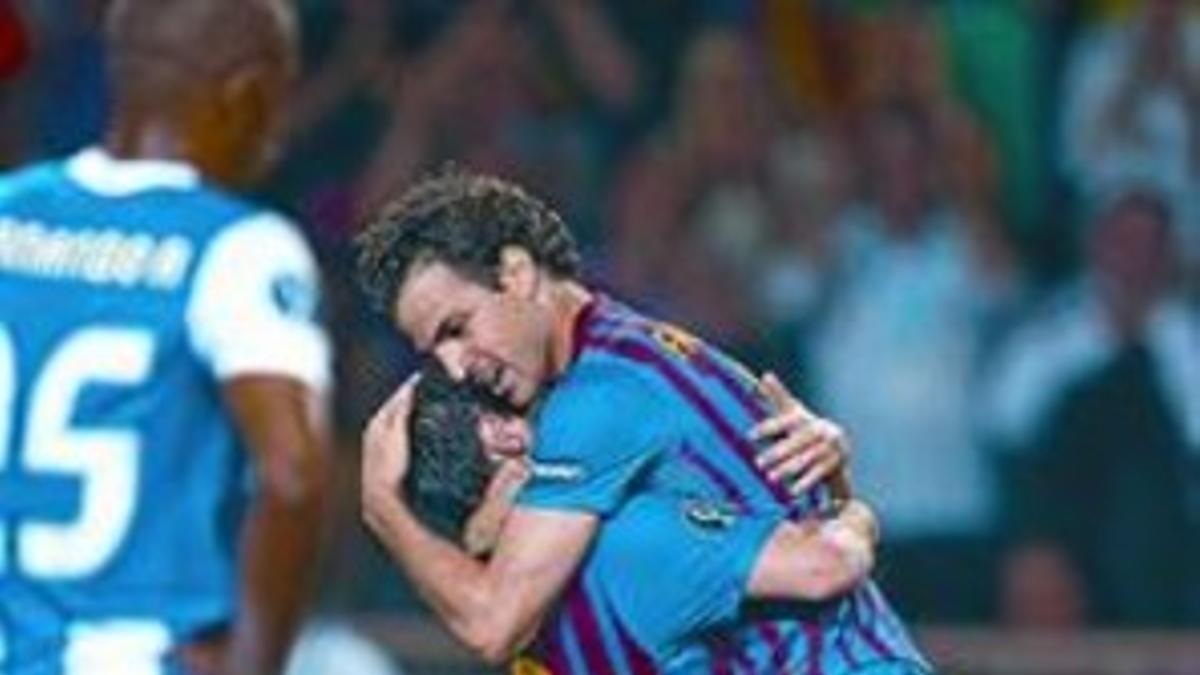 Messi y Cesc se abrazan tras el gol del de Arenys de Mar.