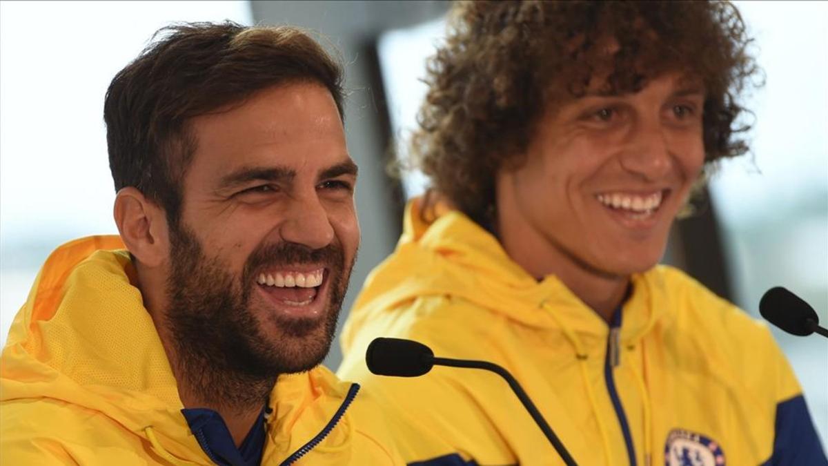 Cesc Fábregas junto a su compañero de equipo David Luiz