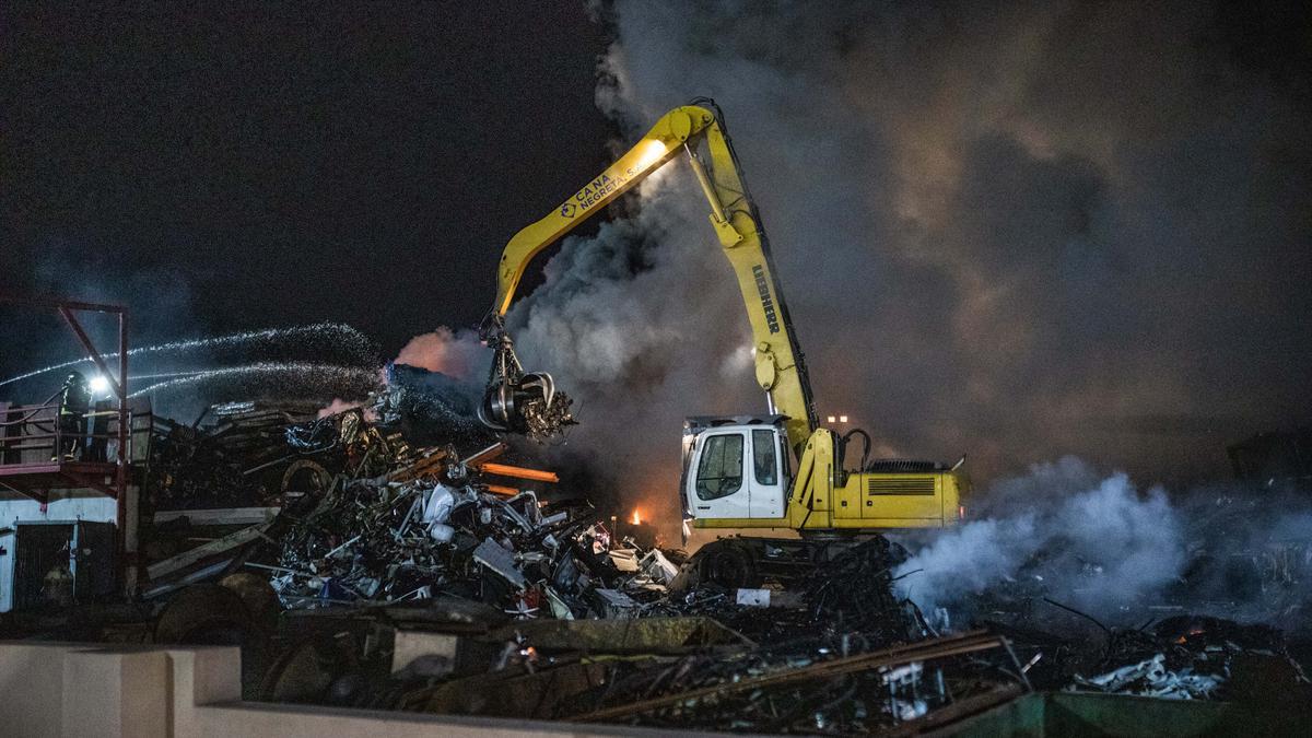 Declarado un fuego en el desguace de Ca Na Negreta