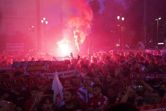 FOTOGALERÍA | La afición del Sevilla FC toma la calle contra la directiva