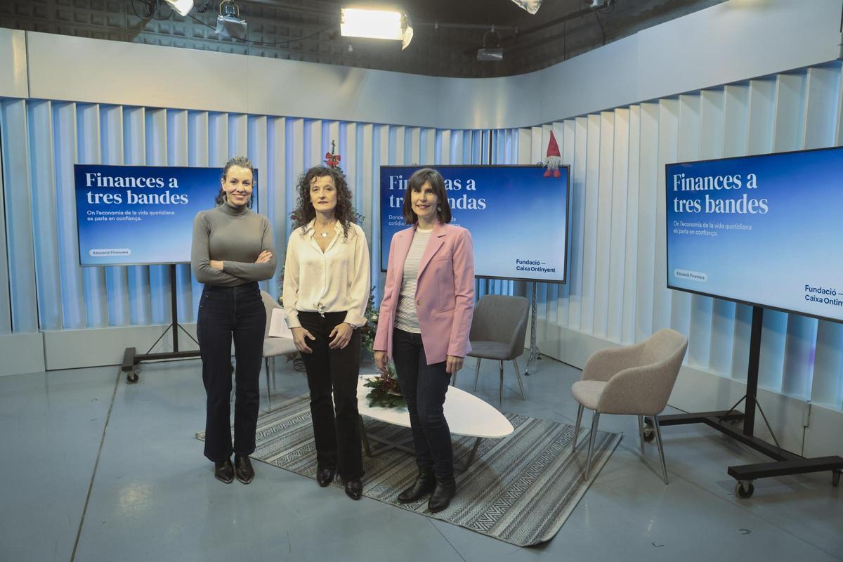 Silvia Tomás, Elena Enguix y Sara Vicent en el segundo episodio del podcast “Finanzas a tres bandas"
