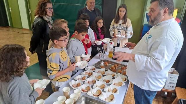 Promoción de consumo de pescado en un colegio gallego. |   // FDV