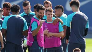 Marc Casadó, junto a Gündogan y Balde en una imagen del entrenamiento