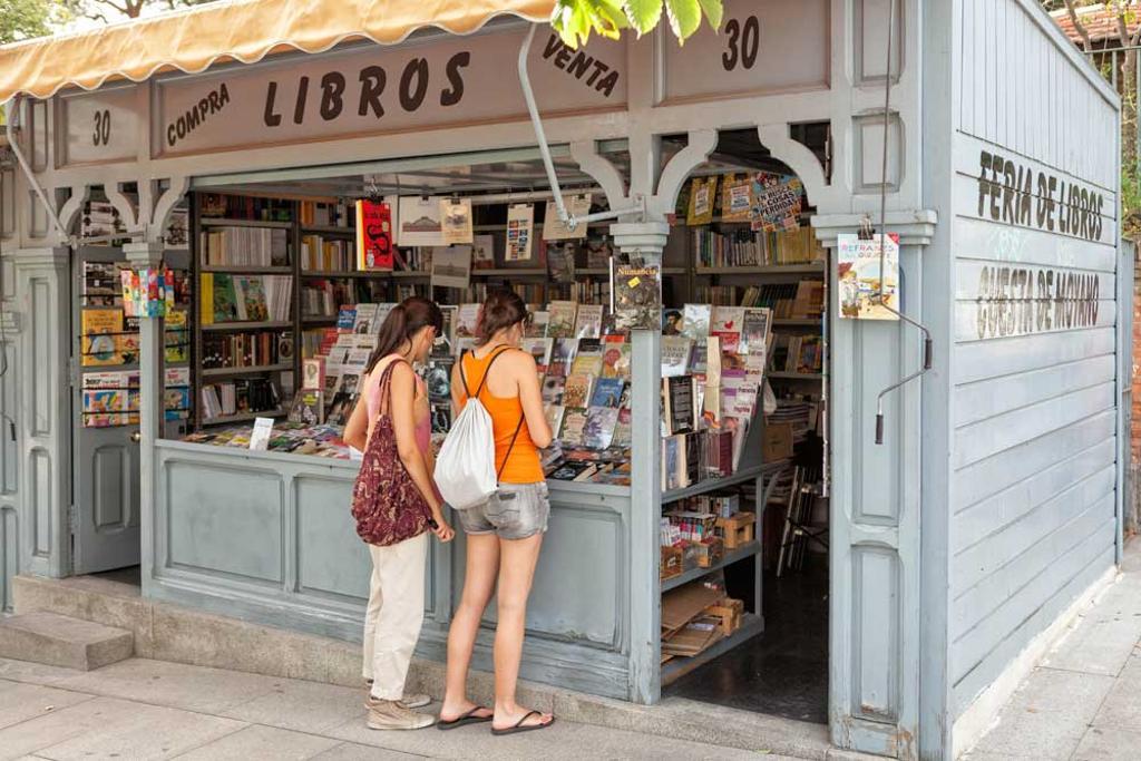 Librería en la Cuesta de Moyano. 
