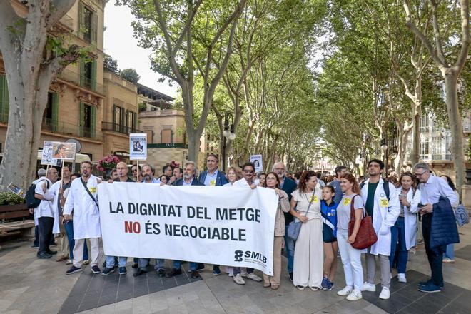 FOTOS | Los médicos vuelven a las calles de Palma en la tercera semana de huelga: "No es vocación, es explotación"
