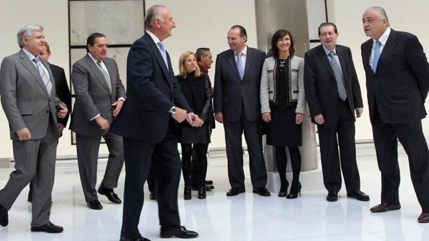 Rafael Aznar, en el centro, tras una reunión del consejo de administración de la APV.