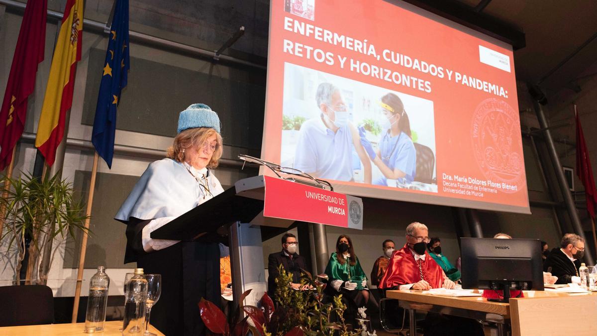 La decana de Enfermería, María Dolores Flores, durante su lección magistral