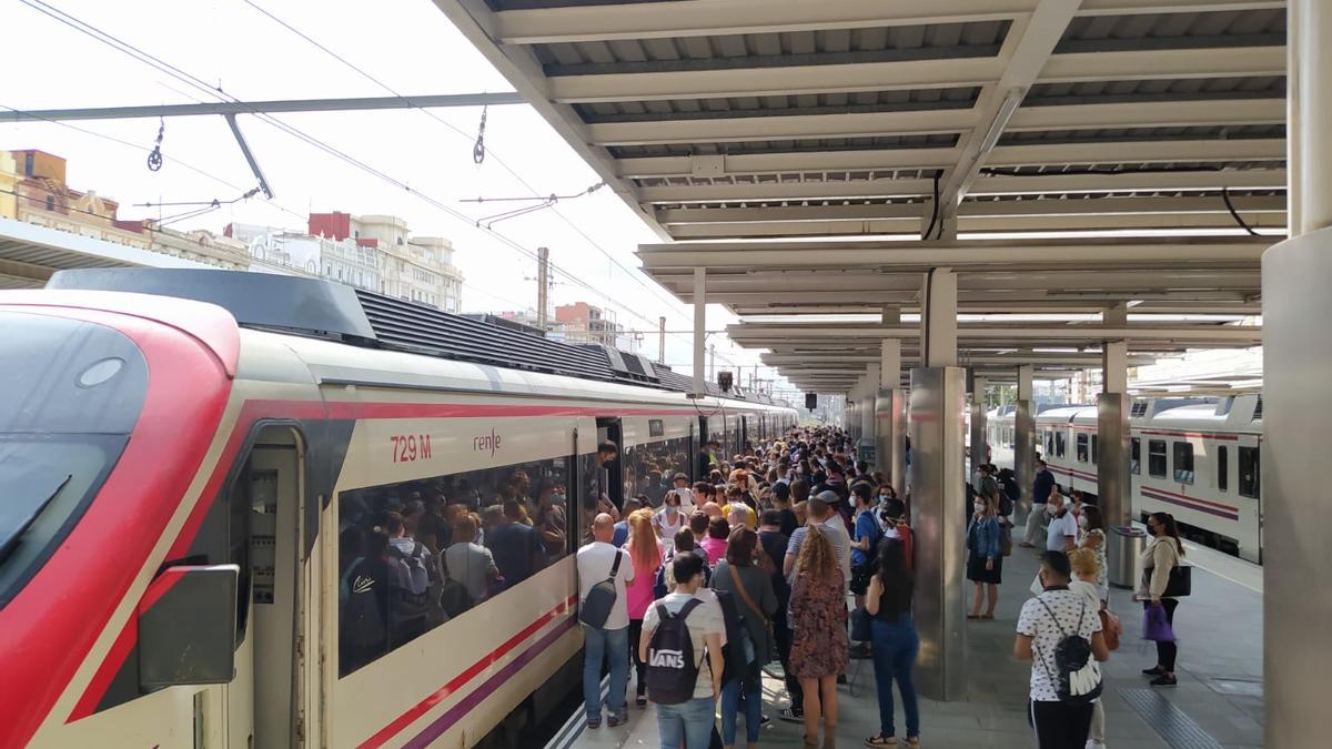 La huelga de maquinistas de Renfe provoca largas colas para coger los trenes en València