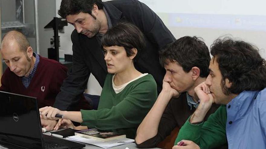 El equipo de &#039;A cidade dos barrios&#039;, ayer en el COAG, con Concepción García en el centro. / víctor echave