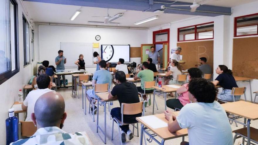 Imagen de archivo de un examen de oposiciones en un aula. | TONI ESCOBAR