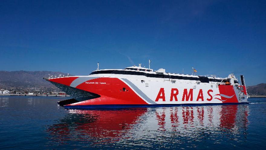 Armas prueba el ferry rápido para conectar las dos capitales