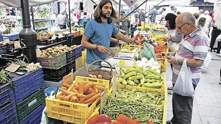 Un puesto de alimentación en el mercado de Pere Garau de Palma.