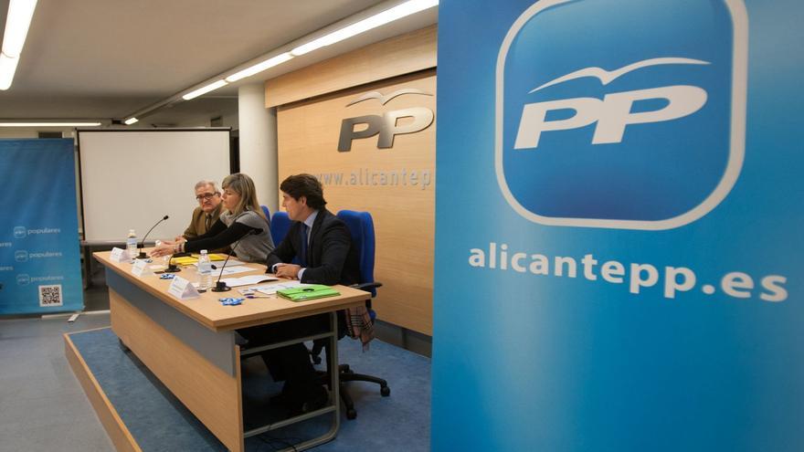 Militantes de Nuevas Generaciones del PP de Alicante piden al juez ejecutar la sentencia que obliga a celebrar un congreso para elegir presidente