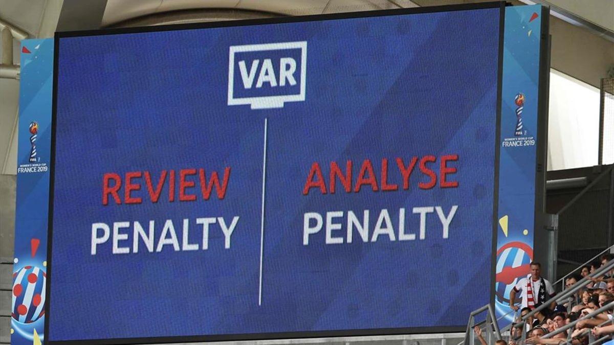 Revisión en el VAR sobre un posible penalti