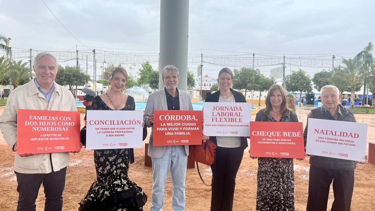 Jesús Lupiáñez, con miembros de la candidatura de Cs, hoy en el recinto ferial del Arenal.