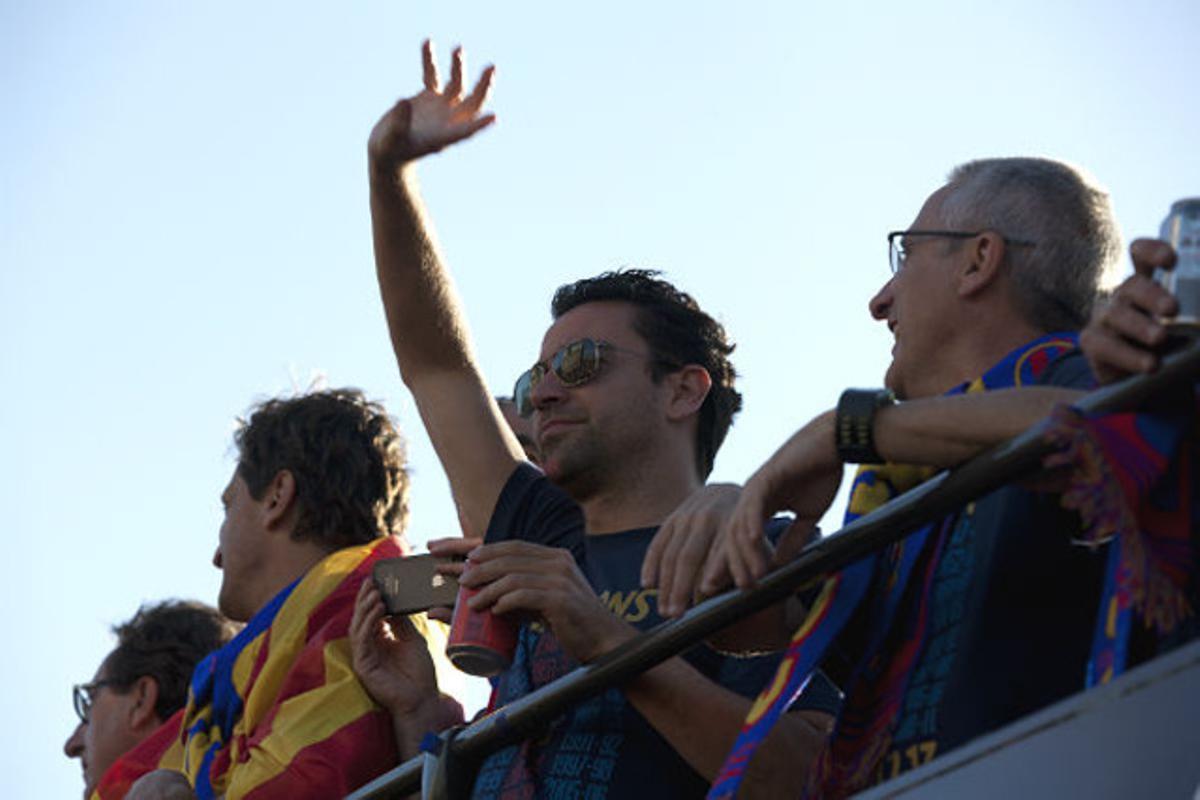 Xavi Hernández saluda els seus seguidors.