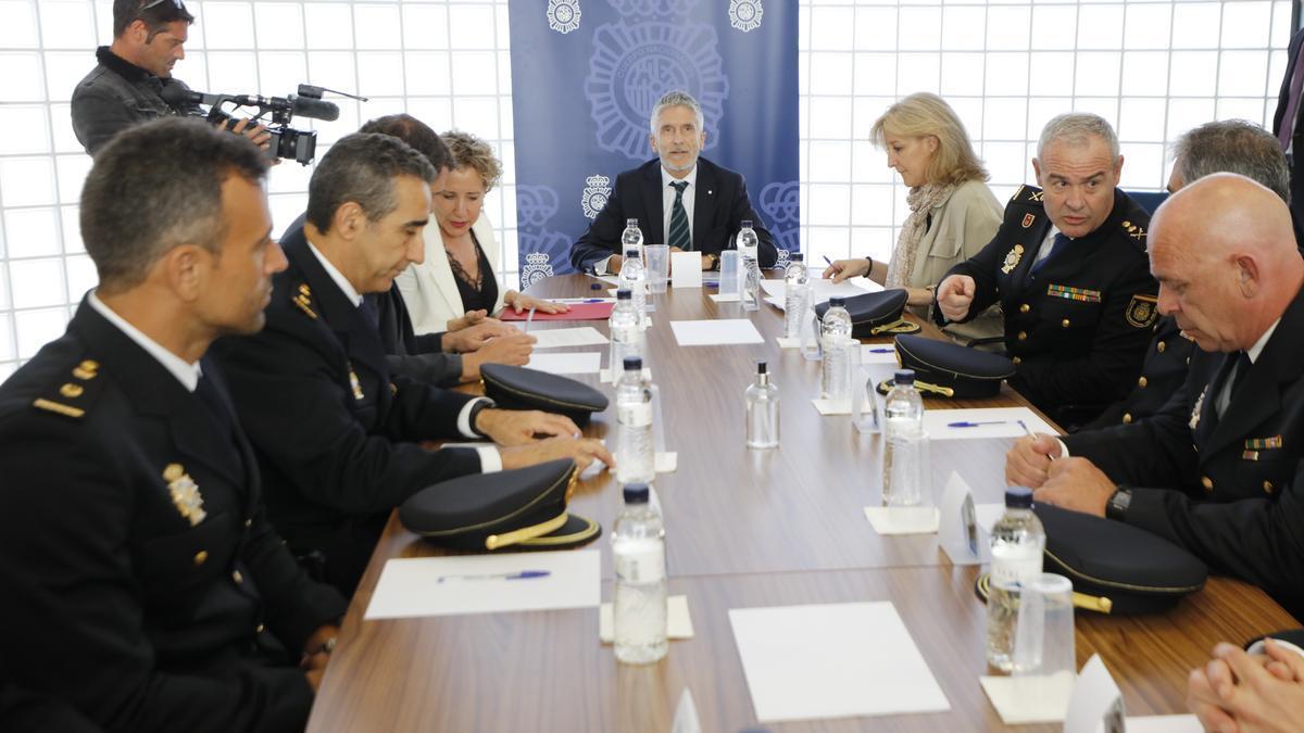 El ministro Grande-Marlaska preside la reunión que ha efectuado en la Comisaría de Ibiza con mandos policiales.