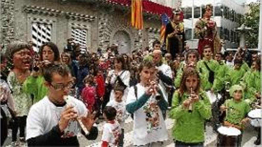 Centenars de persones a la Cercavila de gegants i caprgossos.