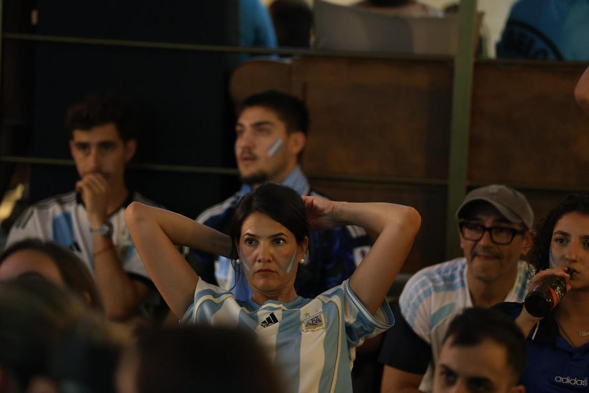 Los aficionados argentinos en Córdoba vibran con su equipo en la final del Mundial 2026