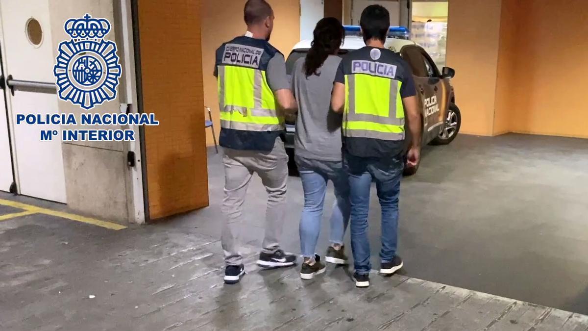 La Policía conduce a la detenida por los robos de las joyas.