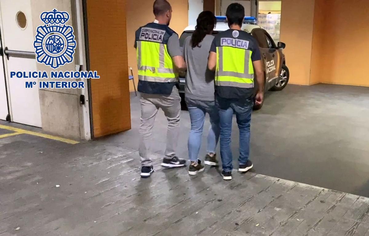 La Policía conduce a la detenida por los robos de las joyas.