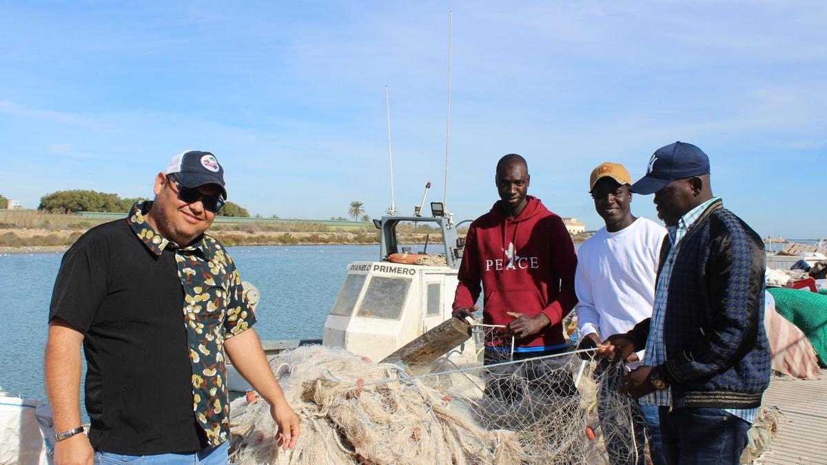 Algunos de los solicitantes de asilo que han culminado el curso de formación para trabajar en pesqueros en una imagen captada en el puerto de Guardamar del Segura
