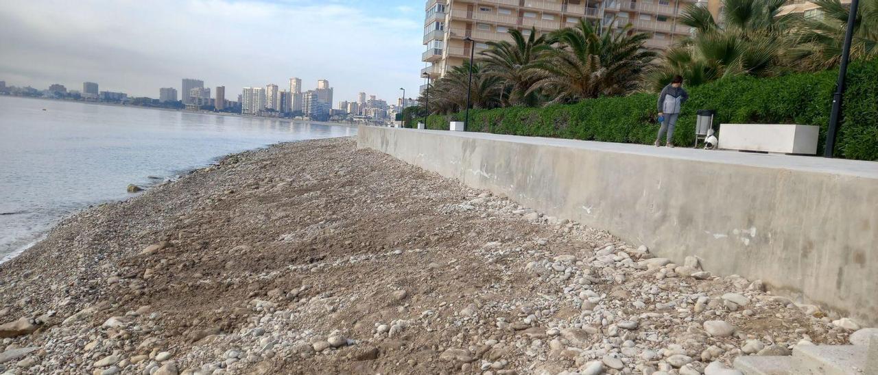 La cala ha recibido una gran aportación de tierra por la obra y el nuevo paseo carece de protección alguna para evitar la caída de viandantes.  | J.A.RICO