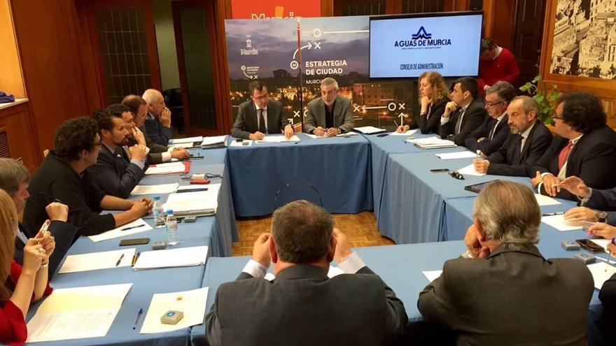 Reunión del Consejo de Administración de Emuasa, participada por el Ayuntamiento y un grupo privado.