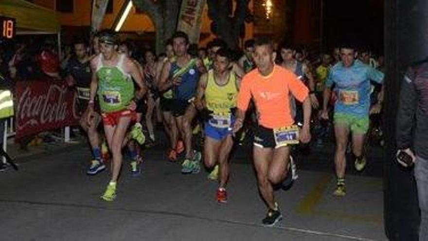 Els atletes arrenquen a córrer en la sortida de la cursa barcelonista