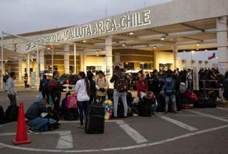 Cientos de inmigrantes venezolanos intentan ahora ingresar a Chile