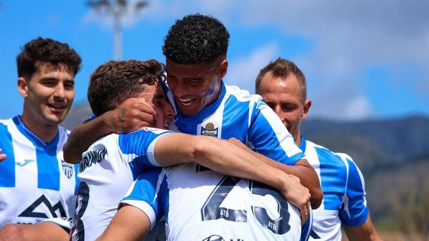 El Atlético Baleares pasa por encima del Mallorca B y sueña con la segunda plaza