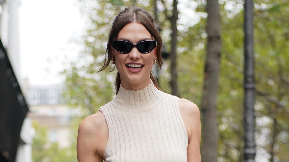 Karlie Kloss paseando por las calles de París