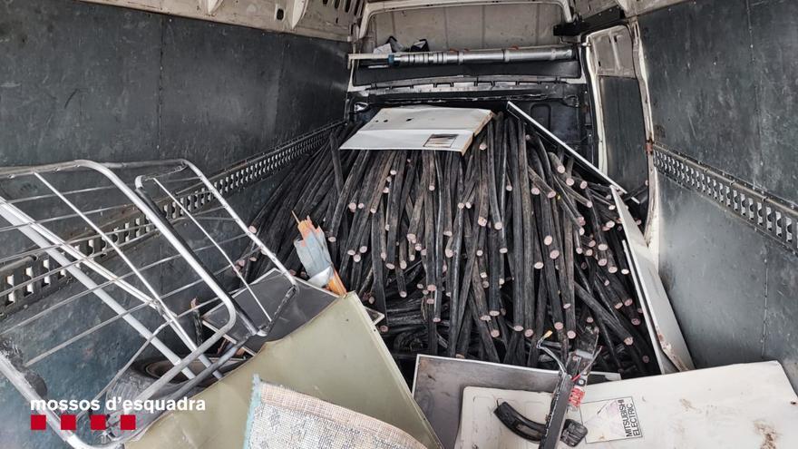 Enxampen dos homes a Pont de Molins transportant més de 1.000 quilos de cable de coure robats