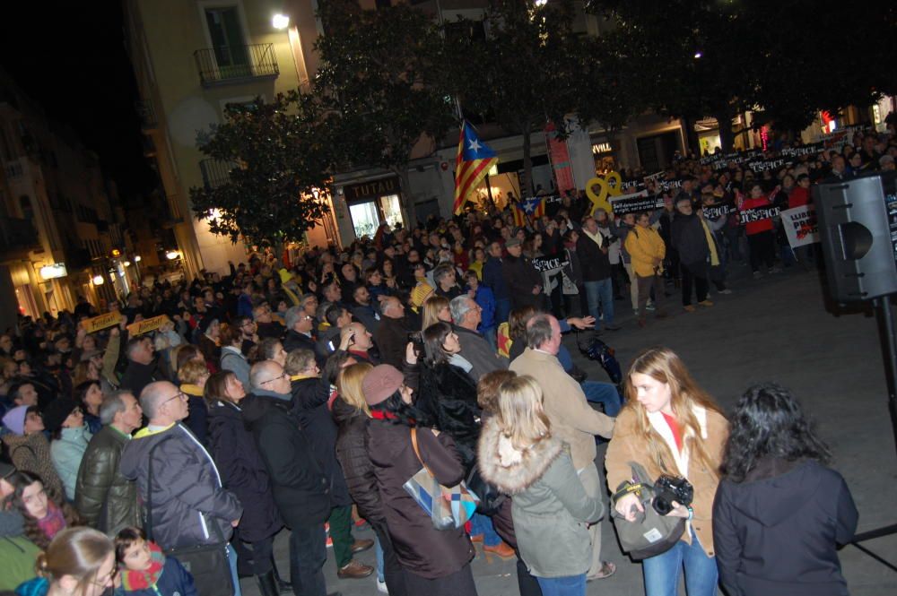 Protesta a la plaça de l'Ajuntament de Figueres