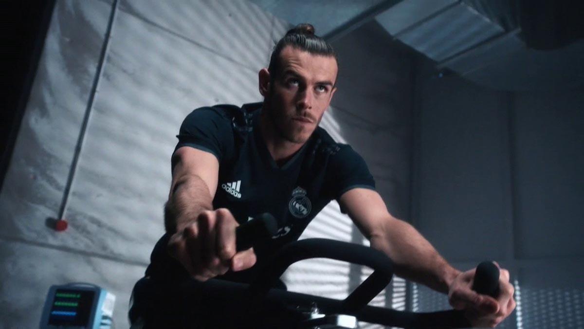 Bale, imagen de la nueva camiseta del Real Madrid, presentada junto a Karim Benzema, Toni Kroos y Nacho Fernández.