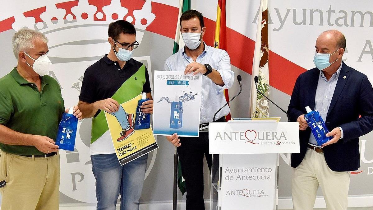 Presentación de una campaña de concienciación sobre mascotas y limpieza viaria en Antequera.