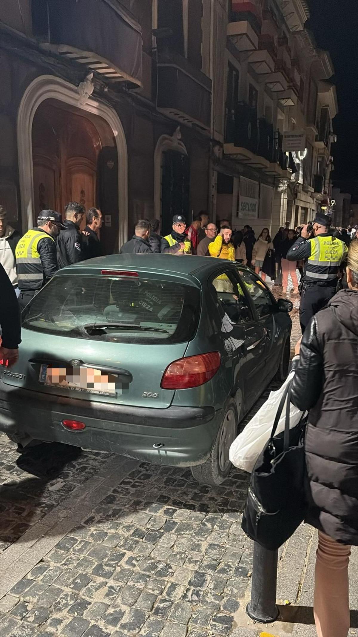 El coche que ha irrumpido en la procesión del Martes Santo en Cieza