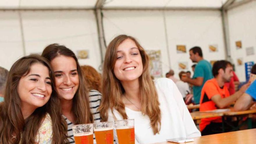 Ambiente en el Festival de la cerveza visto desde dentro de la barra.