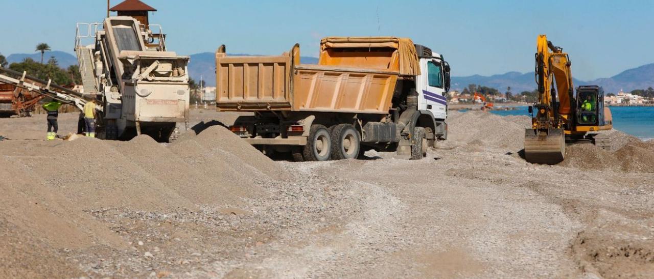 Los trabajos de extracción de piedra en Corinto, ayer. | DANIEL TORTAJADA