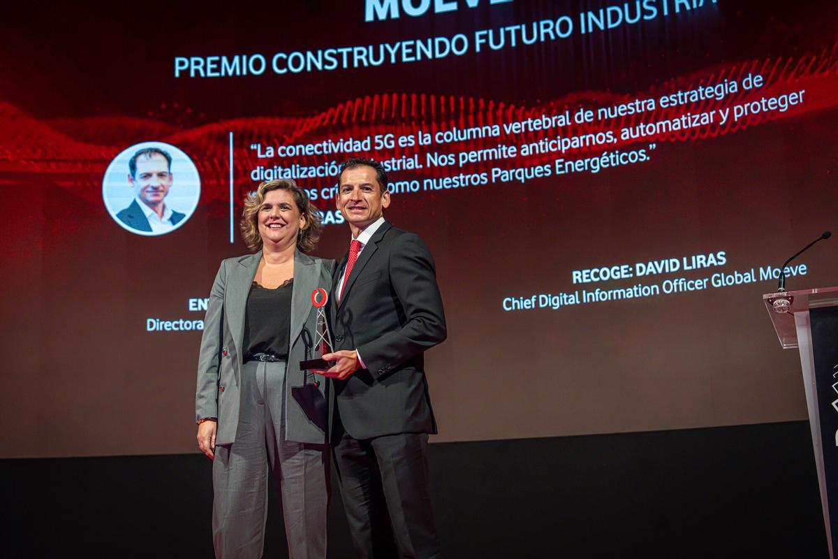 Barcelona, 30/10/2025 Economía.  Gala 25 aniversario Vodafone, Catalunya. Construyendo Futuro Indústria Moeve David Liras Chief Digital Information Officer  Global Moeve, premio entregado por Berta Álvarez Recursos humanos Vodafone. AUTOR: MANU MITRU