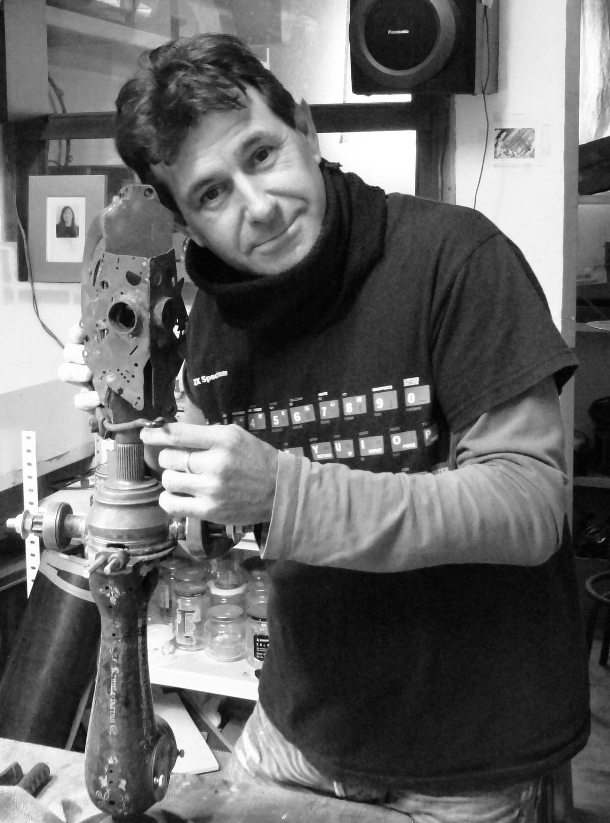 Fotografía del artista 'Bagaix' con uno de los objetos que pertenecen a su nueva exposición.