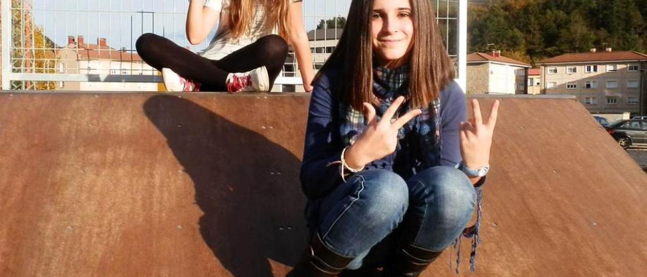 Elena García, al fondo, y Raquel Corzo, miembros del &quot;Parres Team&quot;, ayer en la pista de skate de Arriondas.