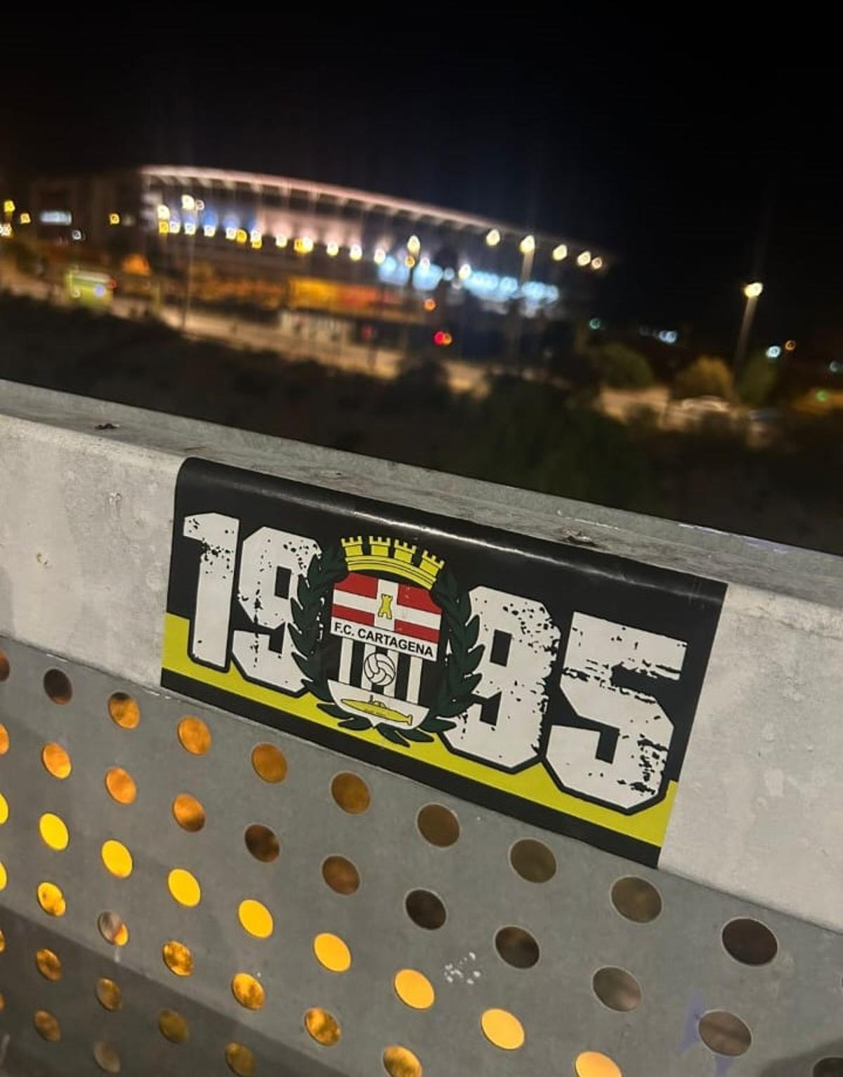 La pegatina del club albinegro en una foto de anoche.