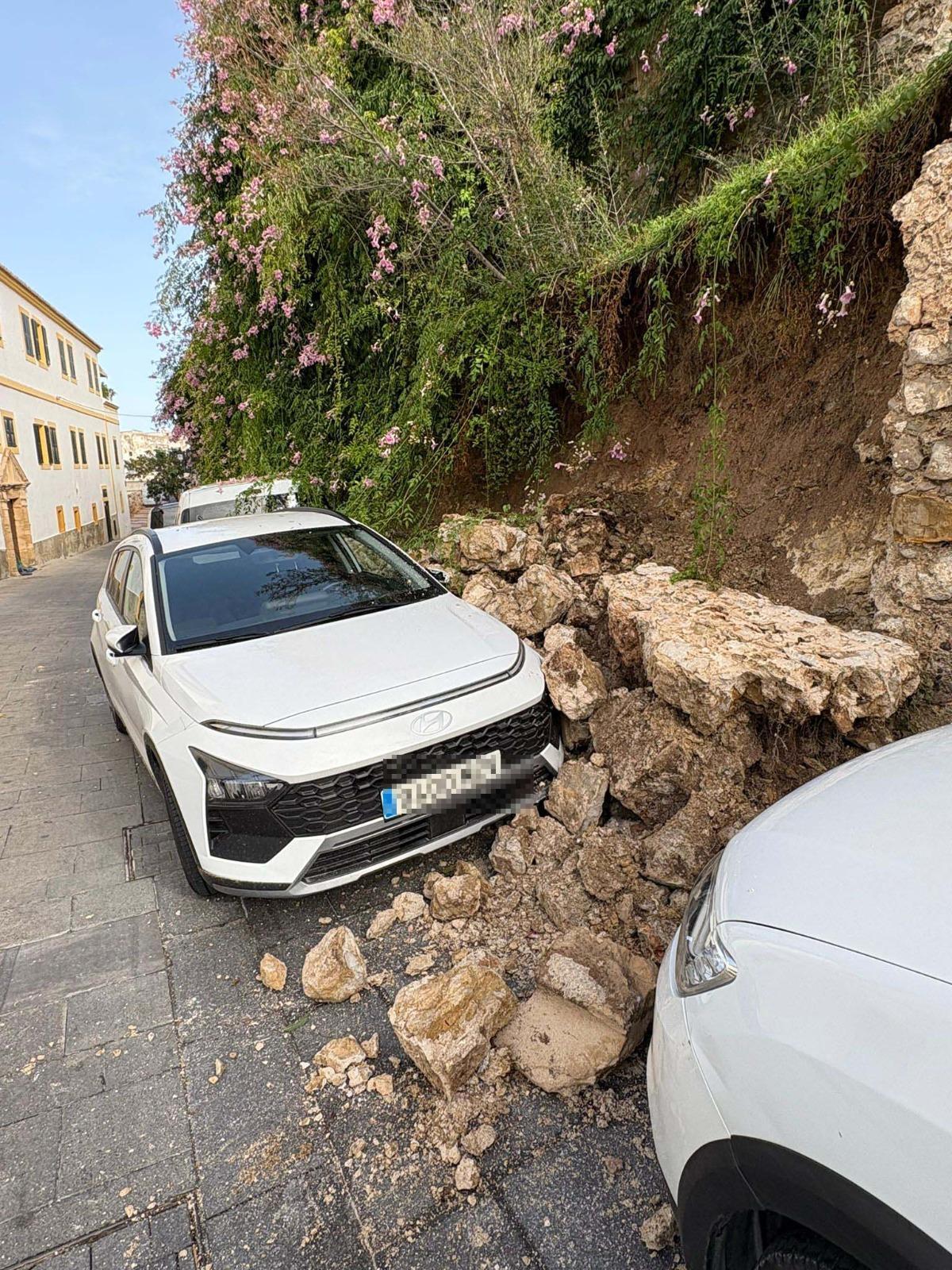 Las piedras, de gran tamaño, han caído sobre un coche en Dalt Vila, Ibiza.