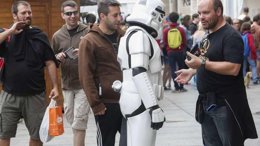 Un &quot;starship trooper&quot; conversa con un asistente a la pasada edición del Celsius.