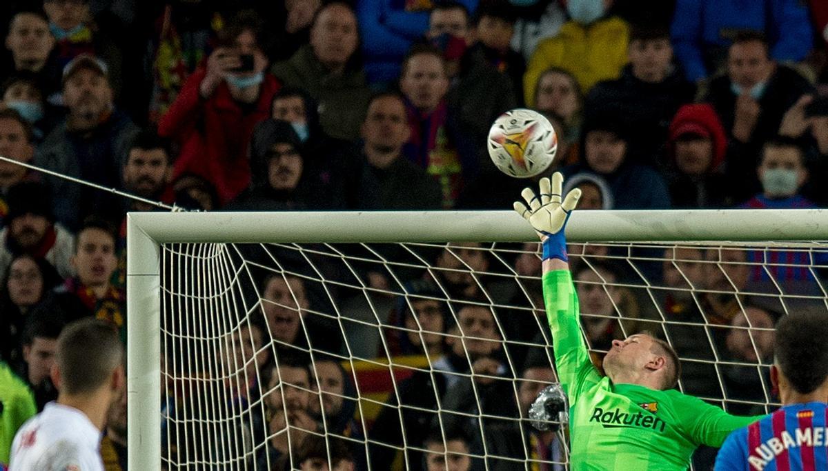 Ter Stegen desvía un balón en el Barça-Sevilla del Camp Nou.