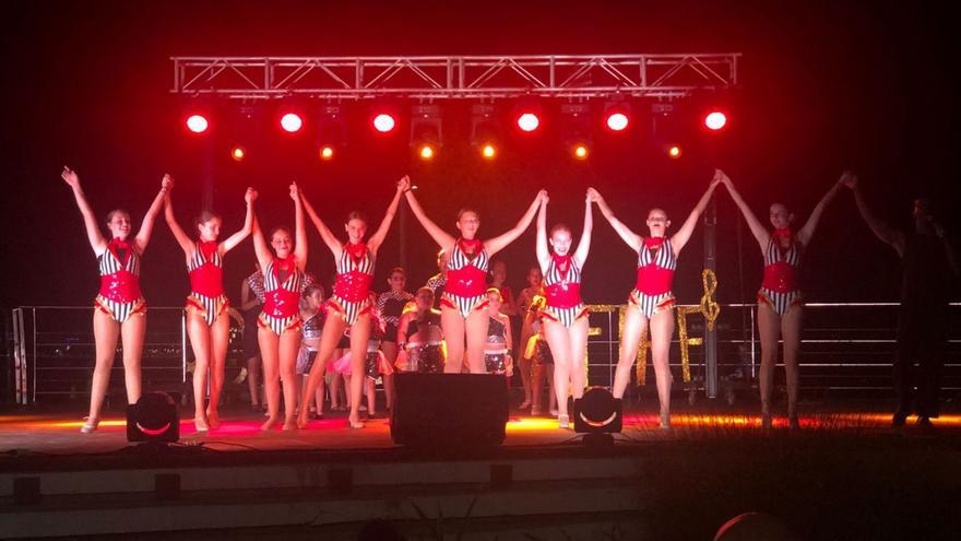 Las bailarinas de APE Dream Dance junto a su profesor en el escenario. | D.I.