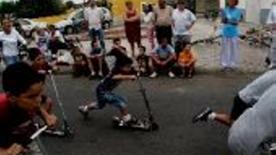 El barrio dedica esta jornada a los niños y a los talleres de la asociación