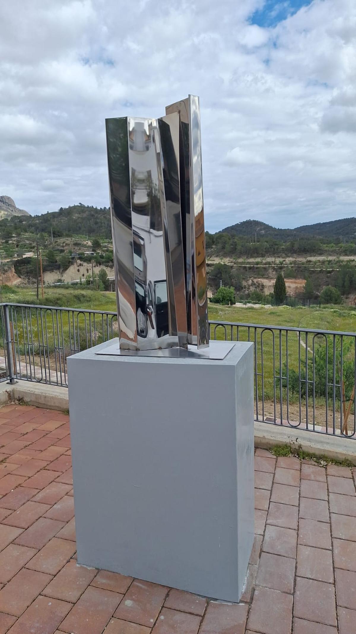 Escultura "Luminarias" de Eduardo Lastres