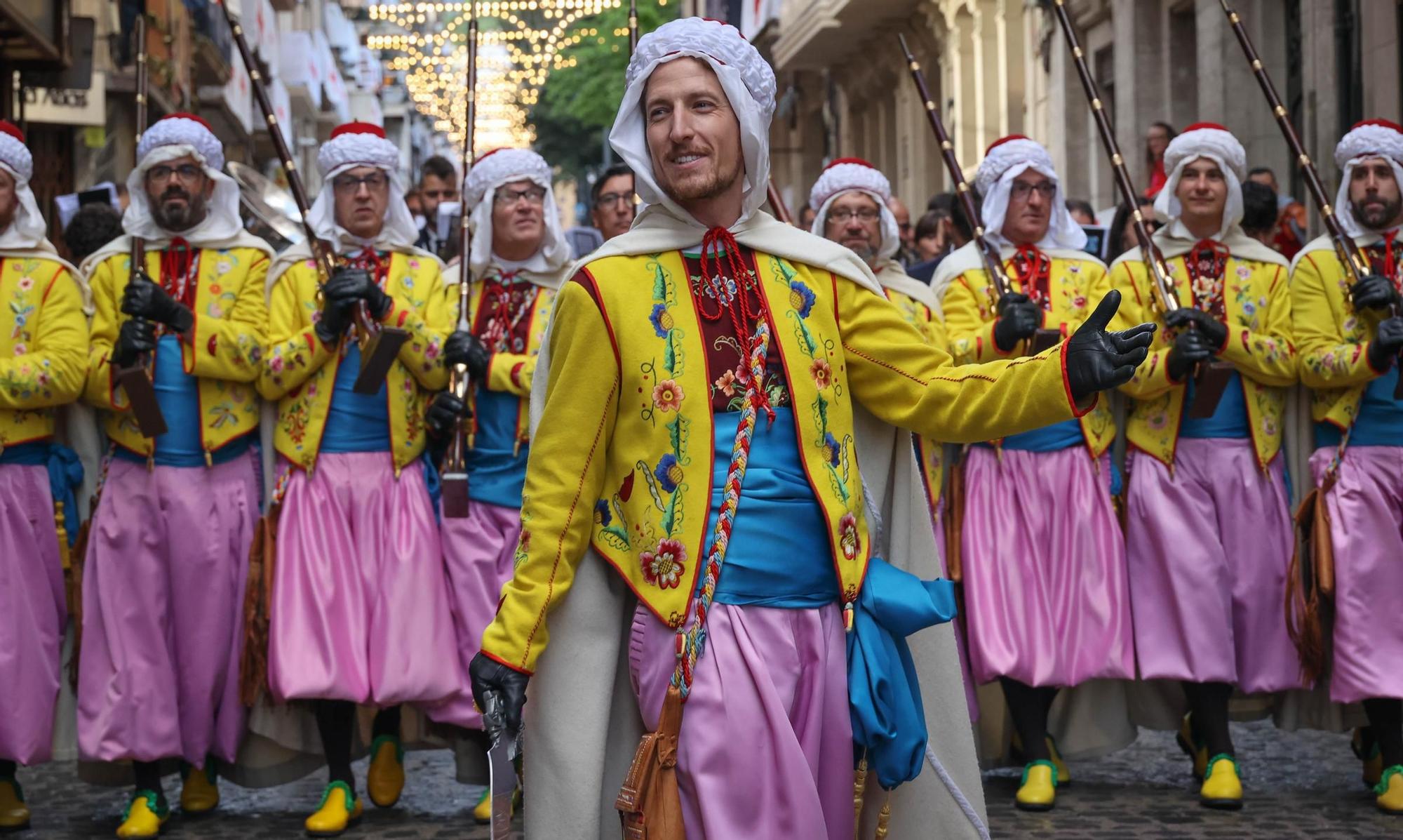 La trilogIa festera de Alcoy despierta con la Diana